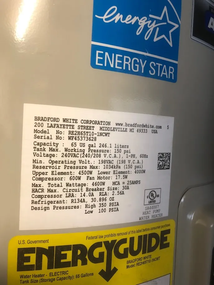 The rating label on my unit. Compressor 600W, fan motor 17.5W, upper element 4500W. The gap between the 600 and the 4,500 is the entire argument for leaving it on Hybrid.